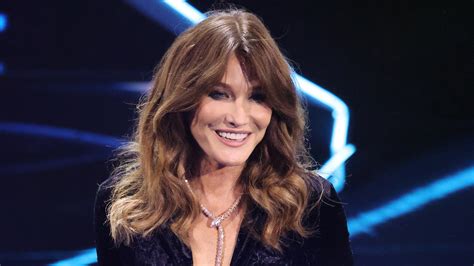 Sanremo, arriva Carla Bruni. Cosa ha fatto per entrare nel vestito